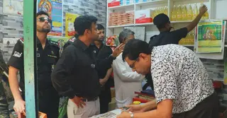 পাবনায় বাড়তি দামে ভৈজ্যতেল বিক্রয়ের অভিযোগে জরিমানা